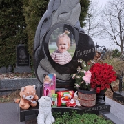 Памятник маленькой девочке с сердцем.