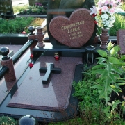 Памятник маленькой девочке в форме сердца. Размер памятника с сердцем - 60 х 50 х 7 см. Цена памятника с сердцем сегодня 7 тыс. грн.