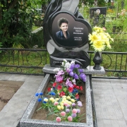 Фото памятника с сердцем. Размеры памятника с сердцем: 140 х 80 х 10 см. Стоимость памятника с сердцем - 40 тыс. грн.