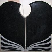 Памятник в форме сердца. Размеры памятника с сердцем: 150 х 140 х 8 см. Цена памятника с сердцем - доступна.