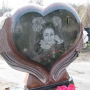 На фото памятник девочке Сердце. Размер памятника с сердцем - согласно проекта. Купить памятник ребёнку в Киеве - вы можете прямо с нашего сайта: https://www.prjadko.kiev.ua