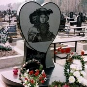 Памятник девочке Сердце. Высота памятника с сердцем - 118 см. Стоимость памятника в форме сердца - 36 тыс. грн.