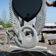 Памятник на одного с сердцем. Размеры памятника с сердцем - 140 х 80 х 10 см. Цена памятника Лебедь с сердцем - 36 тыс. грн.