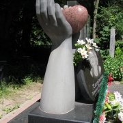 Фото женского памятника с сердцем. Размеры женского памятника Сердце - по проекту. Сделать заказ памятника Сердце - можно сейчас с нашего сайта: https://www.prjadko.kiev.ua