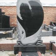 На фото памятник сердце на двоих. Высота памятника Сердце - 220 см. Цена памятника с сердцем - согласно проекту.