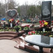 Памятник девочке с сердцем. Размеры памятника с сердцем - по проекту. Изготовить памятник Сердце сегодня - можно, обратившись в офис ЧП Прядко в Киеве.