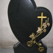 Памятник с сердцем. Размеры памятника с сердцем: 140 х 85 х 10 см. Стоимость памятника с сердцем - 27 тыс. грн.