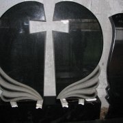 Памятник с сердцем на двоих. Высота памятника с сердцем - 140 см. Цена памятника с сердцем в Киеве - 29 тыс. грн.