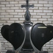 Фото памятника с сердцем на двоих. Размер памятника с сердцем - 150 х 100 х 10 см. Стоимость памятника с сердцем - 42 тыс. грн.