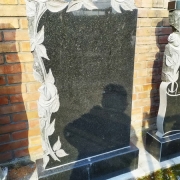 На фото памятник на одного с цветами. Высота памятника на одного - 130 см.