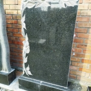 Памятник на одного с цветами. Заказать памятник - можно с сайта: https://www.prjadko.kiev.ua