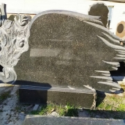 Памятник на одного с розами. Цена памятника - доступна.
