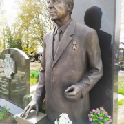 Памятник на одного человека - фото на кладбище. Фигура из бронзы.