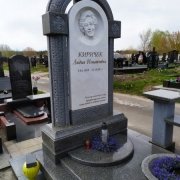 Памятник женщине на одного человека.
