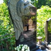 Памятник на одного. Фото на кладбище в Киеве.