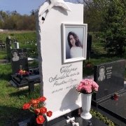 Памятник матери на одного человека. Высота 2,2 м.