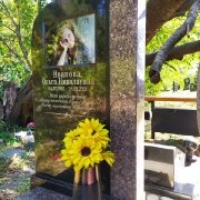 Красивый памятник женщине на одного. Размеры женского памятника: 150 х 70 х 10 см.