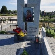 Мужской памятник на одного из белого гранита. Фото на кладбище.