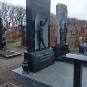 Женский памятник на одного. Фото на кладбище.