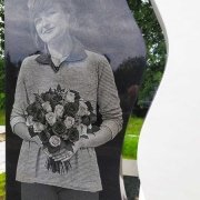 Памятник матери на одного человека; фото авторское, изготовлено художником вручную.