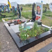 Высота памятника на одного человека - 1,6 м.