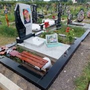 Памятник на одного человека для юноши.