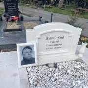 Памятник для мужчины на одного человека. Фото на кладбище.