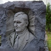 Памятник на одного человека мужчине, фото.