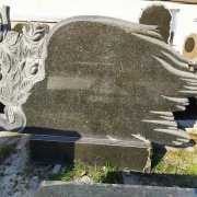 Памятник на одного с розами. Цена памятника - доступна.