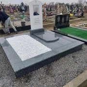 Памятник на одного. Фото на одном из кладбищ г. Киева.