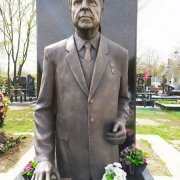 Высота одиночного памятника - 2 м. Цена памятника на одного - по проекту.