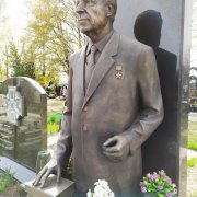 Памятник на одного человека - фото на кладбище. Фигура из бронзы.
