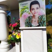 Памятник из белого мрамора для девушки на колумбарии Киевского Крематория.