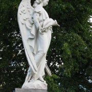 На фото памятник с ангелом. Размер памятника с колонной: высота 3,8 м., основа памятника 50 х 46 см. Высота ангела на колонне 180 см. Стоимость скульптуры ангела, согласно 3д проекта комплекса.