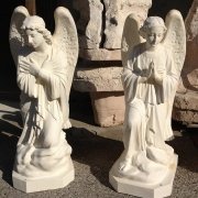 Скульптура ангелов из белого бетона, высота 110 см., основа 36х53 см., вес каждой скульптуры 195 кг. Фото ангелов на складе в Киеве. Цена каждого ангела 60 тыс. грн.