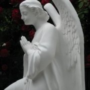 Статуя ангела из белого бетона, высота статуи ангела 110 см., основа 36 х 53 см., вес 195 кг. Фото статуи на складе в Киеве. Цена ангела 60 тыс. грн.