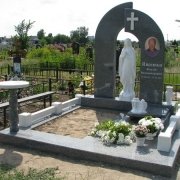 Памятник со статуей Богородицы. Высота статуи Богородицы - 130 см. Цена статуи Божьей Матери сегодня - 40 тыс. грн.