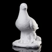 Фото голубя для памятника; вид спереди. Изготовление ритуальной скульптуры в Киеве. Сейчас скульптура голубя есть в наличии на складе. Стоимость голубя из бетона 4 тыс. грн.