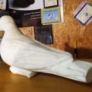 Голубь из белого мрамора для памятника. Фото голубя из мрамора.