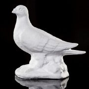 На фото, голубь на памятник; вид сбоку. Скульптура голубя на складе в Киеве; есть в наличии. Цена голубя из бетона 4 тыс. грн.