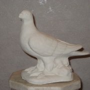 Голубь из бетона для памятника, скульптура для памятника. высота 20 см., цена голубя 4 тыс. грн. Фото голубя сразу после покраски в цеху.