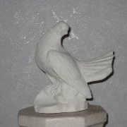 Скульптура голубя для памятника, высота 22 см., стоимость скульптуры голубя из бетона 4 тыс. грн. Фото голубя перед установкой на кладбище.