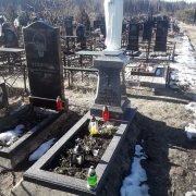 Скульптура Богородицы для памятника. Фото установленной скульптуры Богородицы на кладбище.