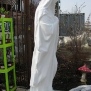 На фото статуя Божьей Матери из бетона. Размеры статуи Богородицы: высота 180 см., основа скульптуры 50 х 40 см., вес 370 кг. Имеется в наличии в магазине ритуальной скульптуры. Доступная цена скульптуры Божьей Матери 80 тыс. грн.