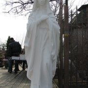 На фото скульптура Божьей Матери из бетона. Размер статуи Богородицы: высота скульптуры 180 см., основа статуи 50 х 40 см. Есть в наличии в магазине ритуальной скульптуры в Киеве. Доступная цена скульптуры Богородицы 80 тыс. грн.