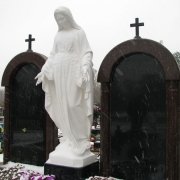 Фото установки скульптуры Богородицы. Гранитный комплекс со скульптурой Богородицы. Купить статую Богородицы, можно со склада Ритуальной скульптуры в Киеве.