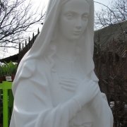 Скорбящая статуя Божьей Матери. Фото установленной скульптуры из бетона, после изготовления. Ритуальная статуя есть в наличии в магазине Ритуальной скульптуры в Киеве. Доступная цена статуи Божьей Матери 80 тыс. грн.