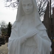 Скульптура Божьей Матери из бетона фото. Установленная скульптура Богородицы из бетона. Цена статуи Богородицы из бетона 80 тыс. грн.