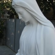Статуя Богородицы из белого бетона, высота 180 см., основа 45 х 45 см., вес 360 кг. Фото скульптуры Богородицы на складе в г.Киеве. Цена статуи 120 тыс. грн.