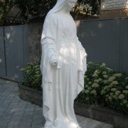 Скульптура Богородицы из белого бетона; высота 180 см., основа 45 х 45 см., вес 360 кг. Имеется в наличии на складе в г.Киеве. Цена статуи Богородицы 120 тыс. грн.